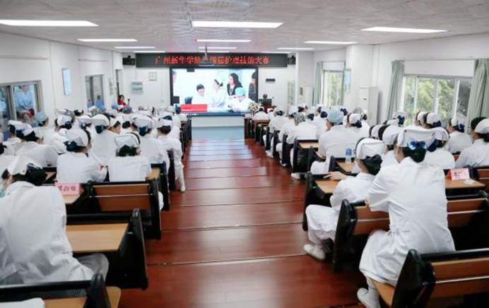 图13 开幕式现场气氛热烈2