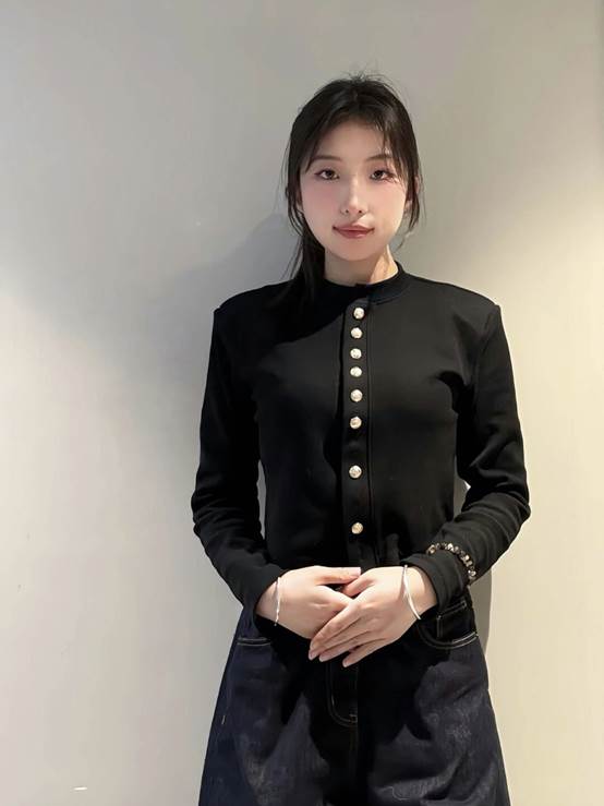 人穿着西装AI 生成的内容可能不正确。