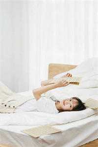 男人吃奶摸下挵进去激烈