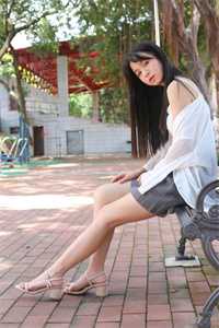 坐在老师的紫根上写作业