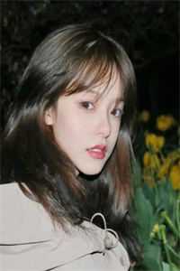 玩遍村里的小女孩