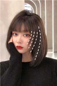 美女尿急夹腿尿裤子gif图