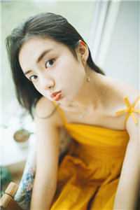 我坐在有木棒的椅子上写作业