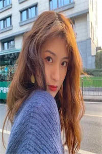 吃女生踩在脚下一天的面包