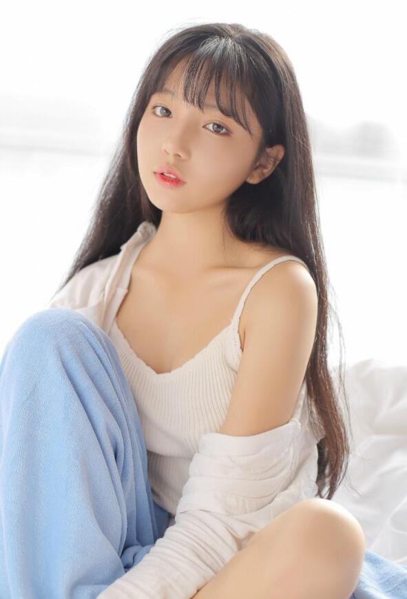 六一表演幕后换装女孩