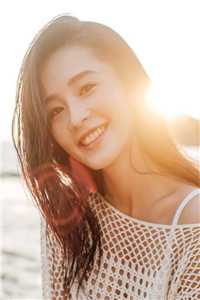 美女脱了内裤打开腿让男人戳