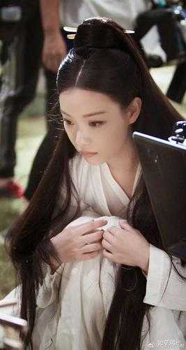 扒开美女内裤又摸又亲