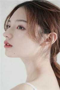 打屁股美女