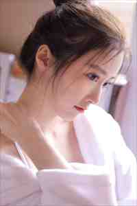 美女露全胸