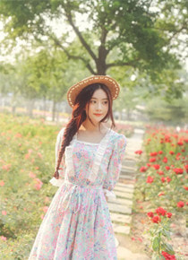 美女露着大白屁股打针