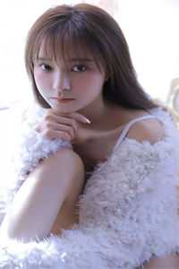 美女脱下内衣