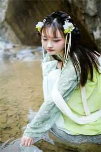 公交车上故意把裙子拉高黄文