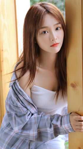 美女把尿口扒开让男人添